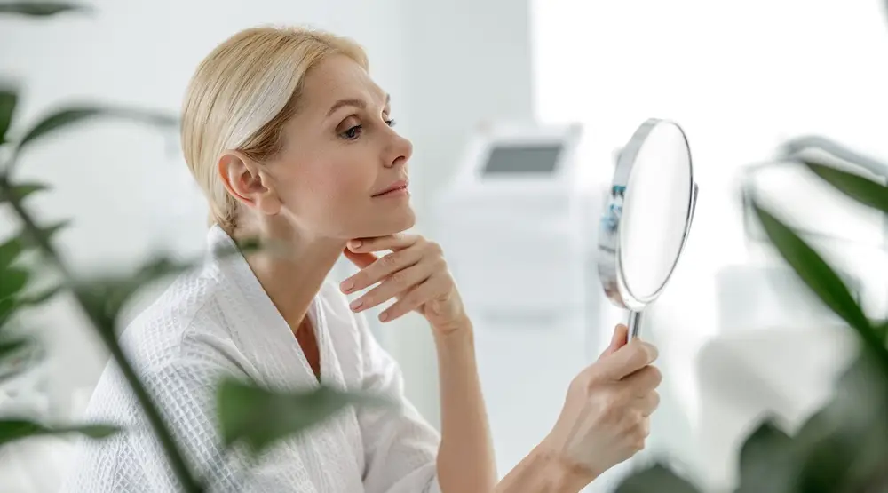 Donna in menopausa allo specchio